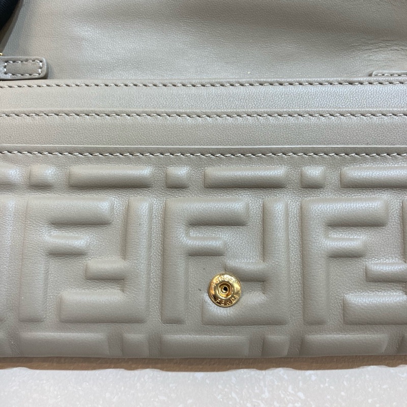 🩶芬迪法棍FENDI鴿灰色納帕小羊皮Baguette配飾鏈WOC-17