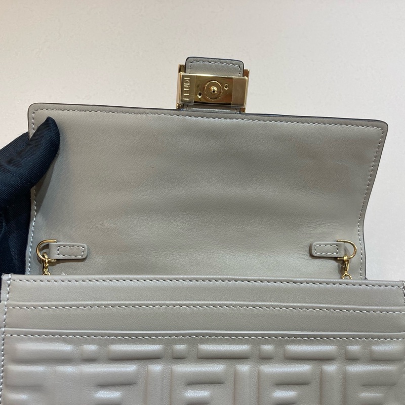 🩶芬迪法棍FENDI鴿灰色納帕小羊皮Baguette配飾鏈WOC-18