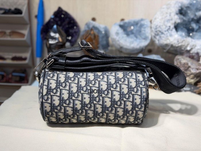 CHRISTIAN DIOR 新款 深藍 LOGO 側背包 斜背包 圓筒包 95新 割愛39999🛫-2