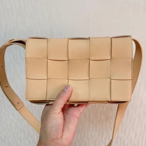 【95%新 ✨ 全網最低價！】BV cassette 新款 編織包15格 裸色 小羊皮 手感非常軟 男女生適合用