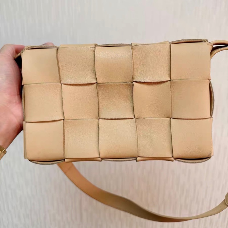 【95%新 ✨ 全網最低價！】BV cassette 新款 編織包15格 裸色 小羊皮 手感非常軟 男女生適合用-1