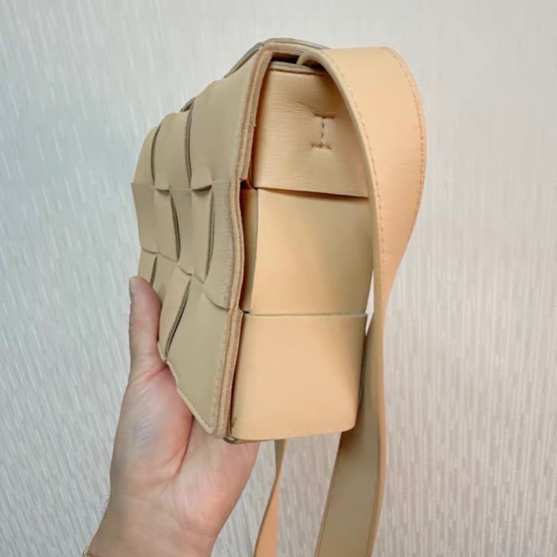 【95%新 ✨ 全網最低價！】BV cassette 新款 編織包15格 裸色 小羊皮 手感非常軟 男女生適合用-2