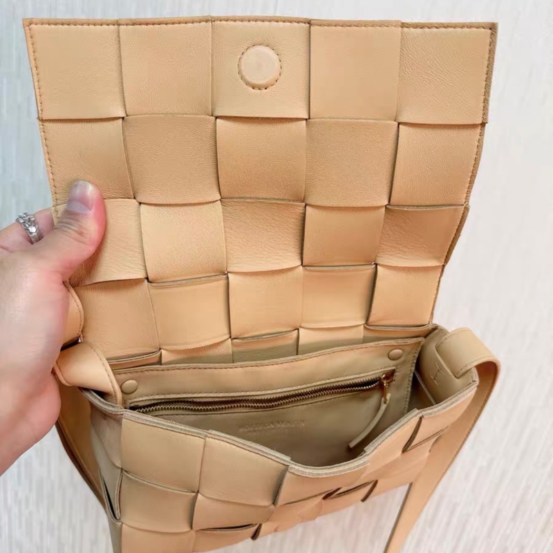 【95%新 ✨ 全網最低價！】BV cassette 新款 編織包15格 裸色 小羊皮 手感非常軟 男女生適合用-4