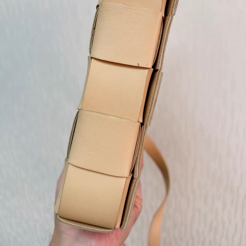 【95%新 ✨ 全網最低價！】BV cassette 新款 編織包15格 裸色 小羊皮 手感非常軟 男女生適合用-5