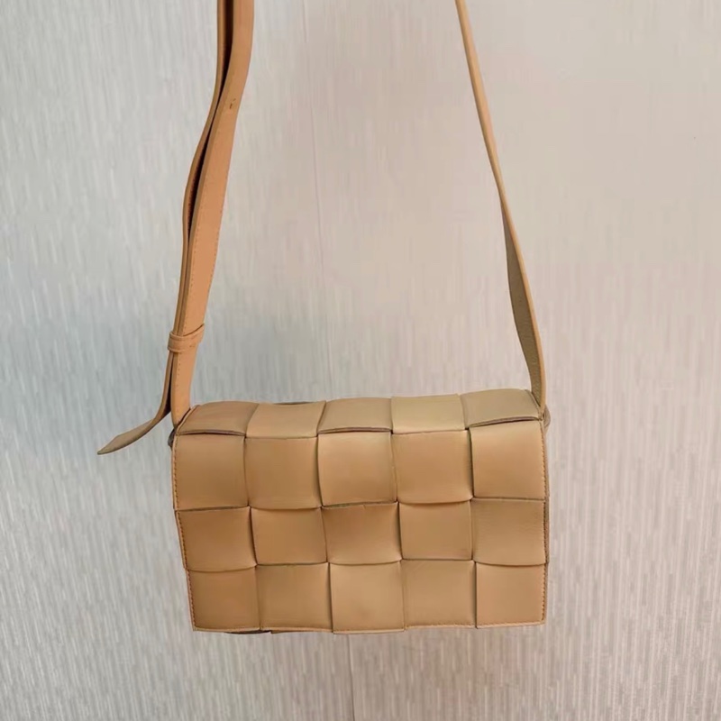 【95%新 ✨ 全網最低價！】BV cassette 新款 編織包15格 裸色 小羊皮 手感非常軟 男女生適合用-6