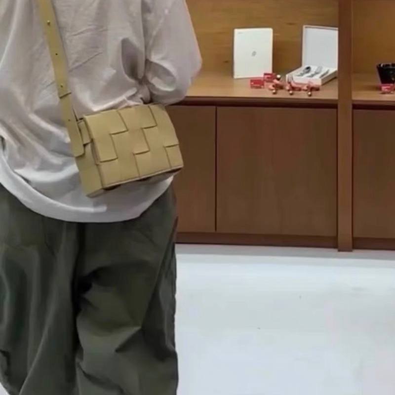 【95%新 ✨ 全網最低價！】BV cassette 新款 編織包15格 裸色 小羊皮 手感非常軟 男女生適合用-8