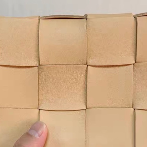 【95%新 ✨ 全網最低價！】BV cassette 新款 編織包15格 裸色 小羊皮 手感非常軟 男女生適合用-9