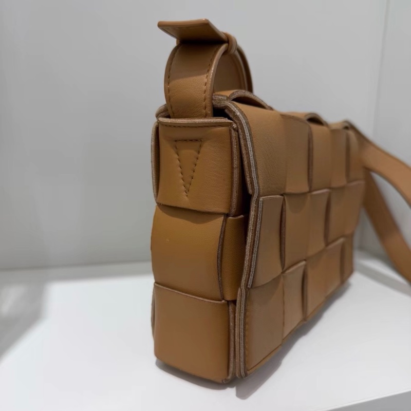 【96%新 ✨ 全網最低價!】BV cassette 15格 焦糖色 小羊皮 手感非常軟 男女生適合用-4