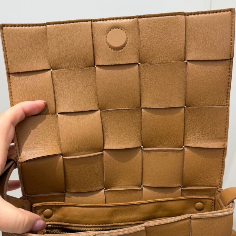 【96%新 ✨ 全網最低價!】BV cassette 15格 焦糖色 小羊皮 手感非常軟 男女生適合用-6