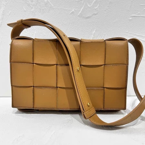 【96%新 ✨ 全網最低價！】BV cassette 15格 焦糖色 小羊皮 手感非常軟 男女生適合用