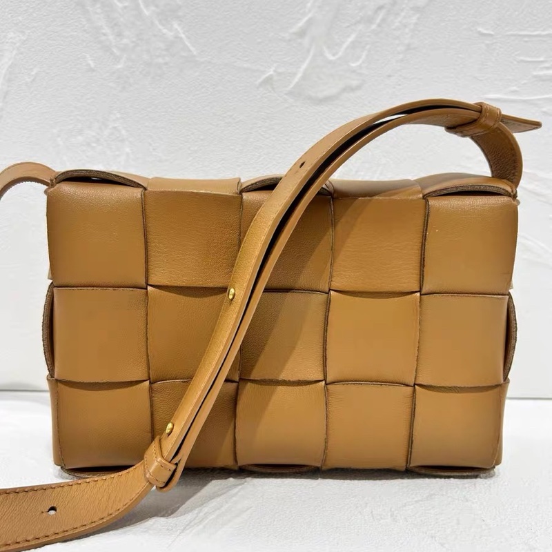 【96%新 ✨ 全網最低價！】BV cassette 15格 焦糖色 小羊皮 手感非常軟 男女生適合用-1