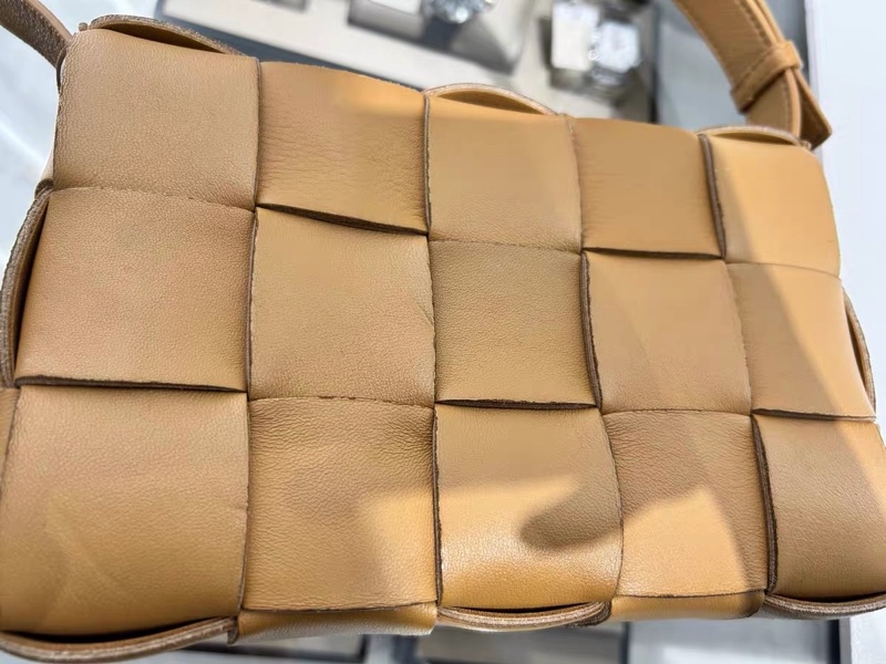 【96%新 ✨ 全網最低價！】BV cassette 15格 焦糖色 小羊皮 手感非常軟 男女生適合用-2