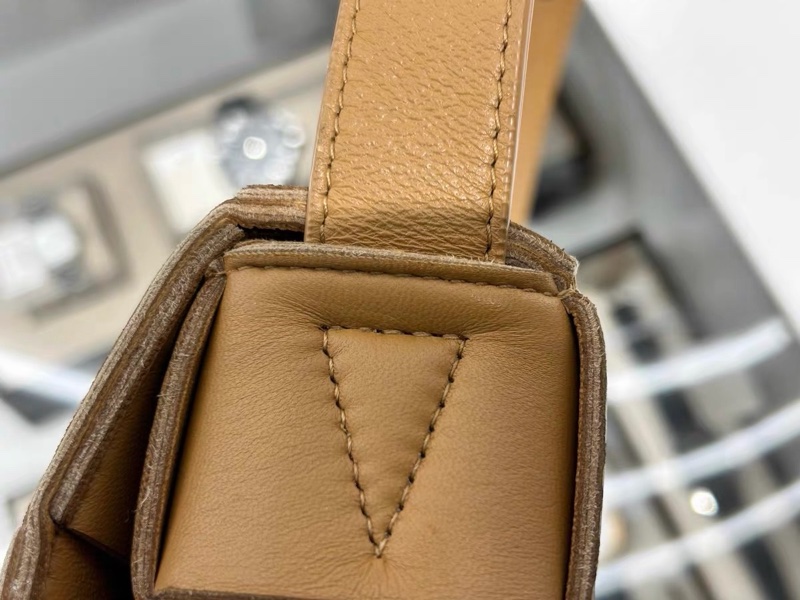 【96%新 ✨ 全網最低價！】BV cassette 15格 焦糖色 小羊皮 手感非常軟 男女生適合用-4