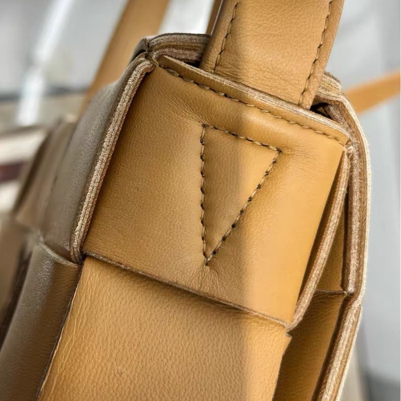 【96%新 ✨ 全網最低價！】BV cassette 15格 焦糖色 小羊皮 手感非常軟 男女生適合用-5