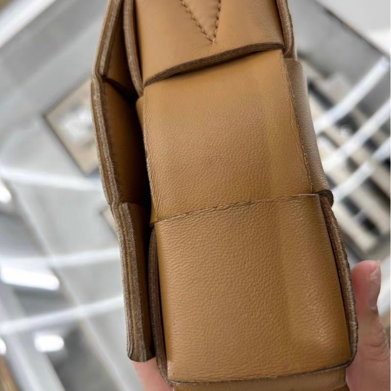 【96%新 ✨ 全網最低價！】BV cassette 15格 焦糖色 小羊皮 手感非常軟 男女生適合用-6