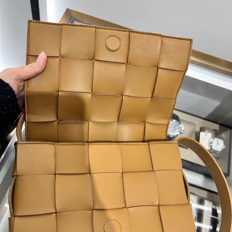 【96%新 ✨ 全網最低價！】BV cassette 15格 焦糖色 小羊皮 手感非常軟 男女生適合用-9