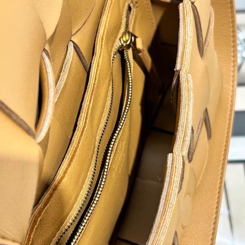 【96%新 ✨ 全網最低價！】BV cassette 15格 焦糖色 小羊皮 手感非常軟 男女生適合用-10