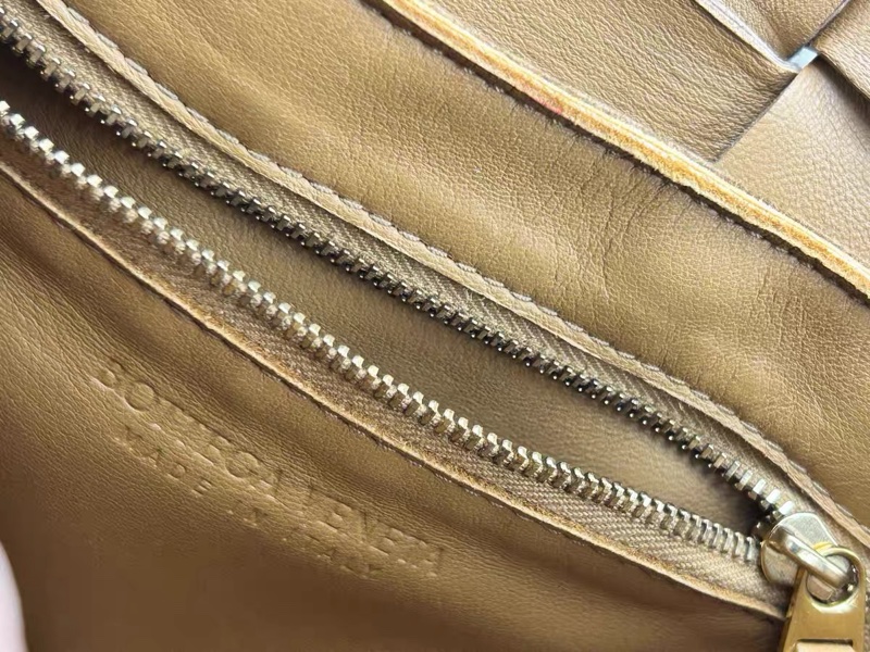 【96%新 ✨ 全網最低價！】BV cassette 15格 焦糖色 小羊皮 手感非常軟 男女生適合用-11