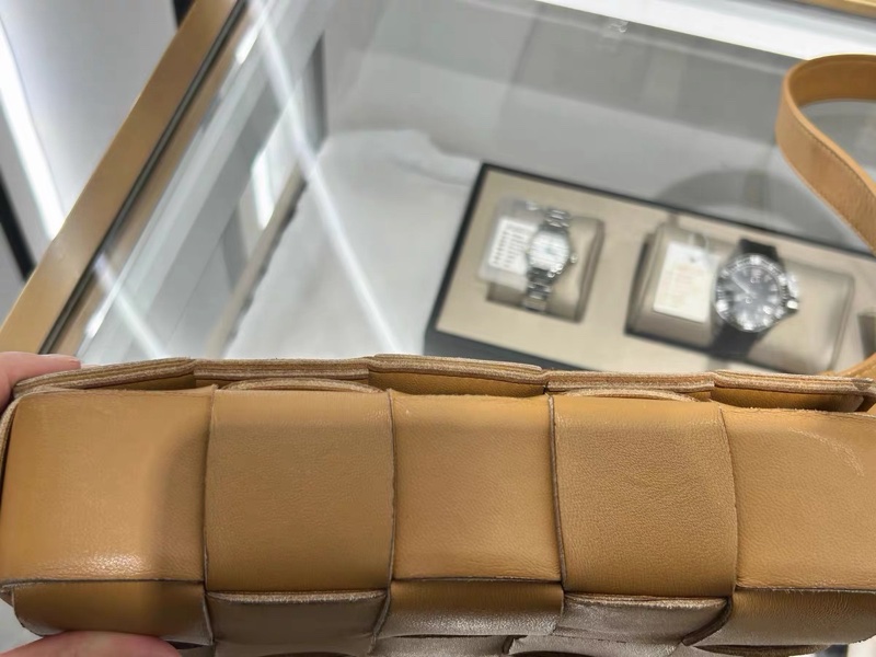 【96%新 ✨ 全網最低價！】BV cassette 15格 焦糖色 小羊皮 手感非常軟 男女生適合用-13