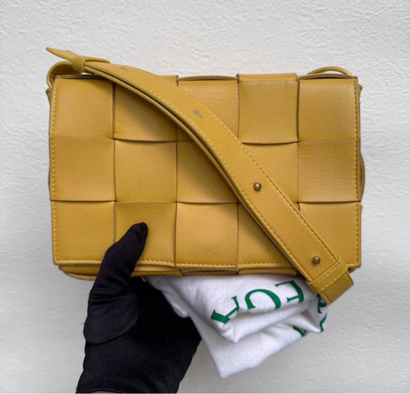 【95%新 ✨ 全網最低價！】BV Cassette 姜黃15格 單肩斜挎包 羊皮 軟軟手感-0