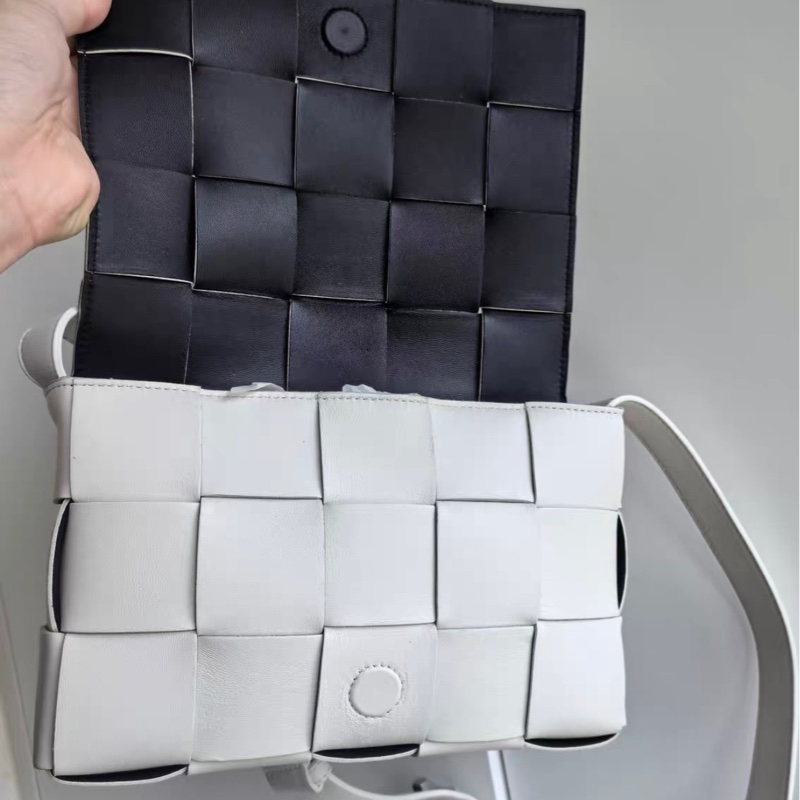 【95%新 ✨ 全網最低價!】BV Cassette 黑白 熊貓配色15格單肩斜挎包-3