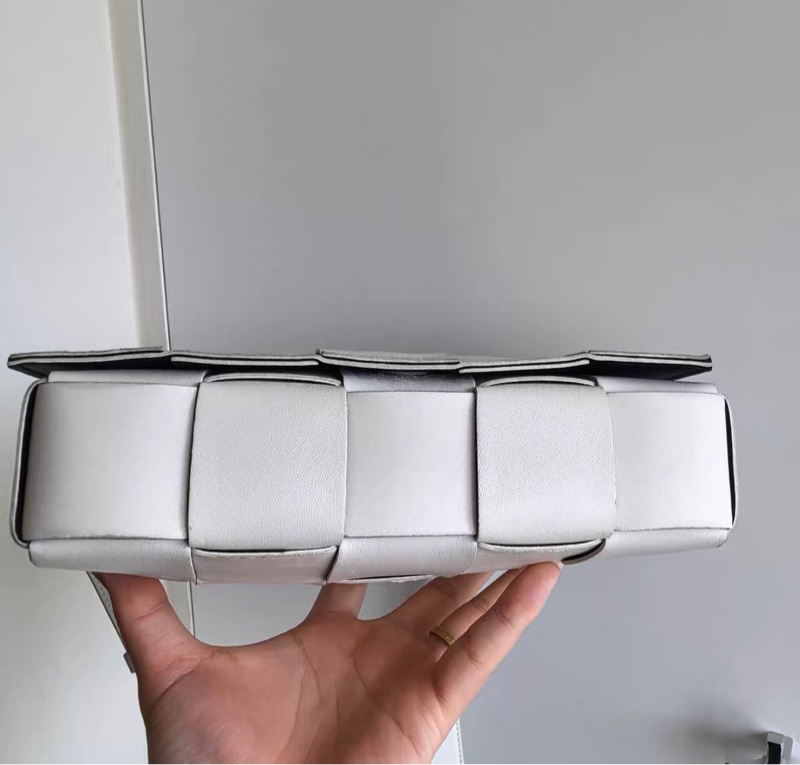 【95%新 ✨ 全網最低價!】BV Cassette 黑白 熊貓配色15格單肩斜挎包-5