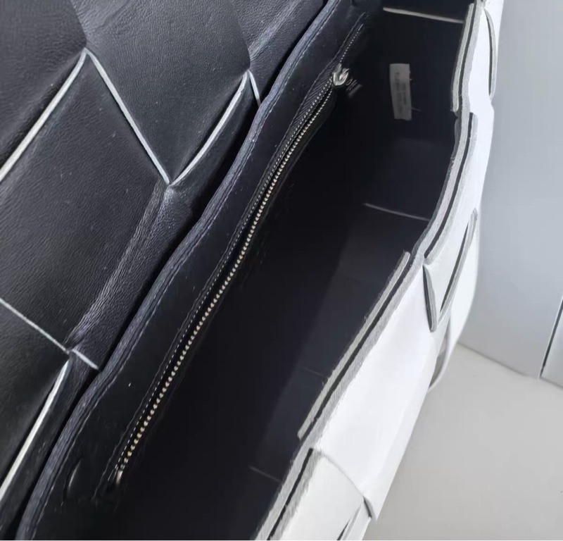 【95%新 ✨ 全網最低價!】BV Cassette 黑白 熊貓配色15格單肩斜挎包-6