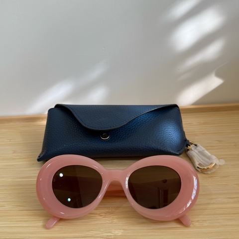 Loewe 粉色墨鏡