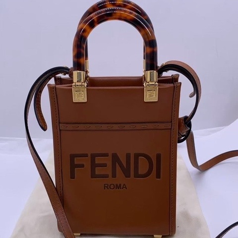 Fendi芬迪Sunshine棕色迷你琴譜包，13×17×5/，正常使用痕跡，邊角輕微磨損