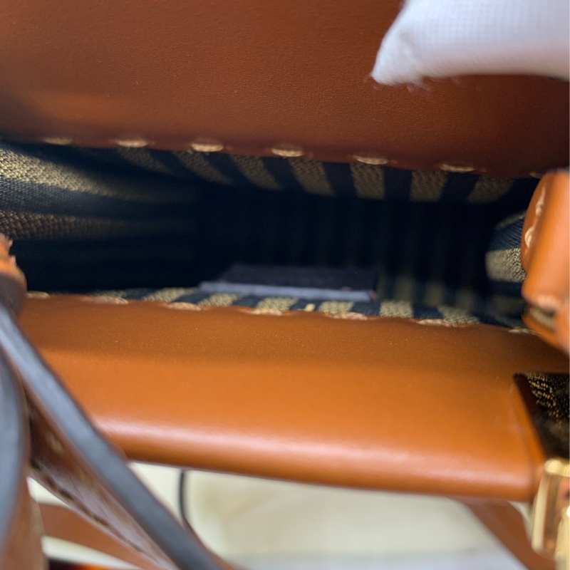 Fendi芬迪Sunshine棕色迷你琴譜包,13×17×5/,正常使用痕跡,邊角輕微磨損-11