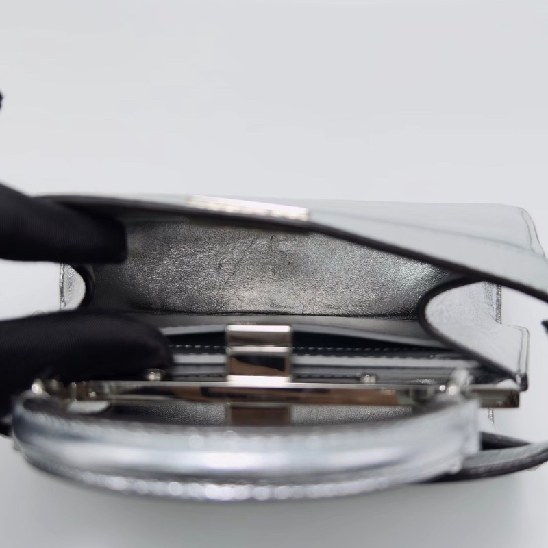 FENDI SS22太空銀掌紋牛iseeu小號peekaboo手提肩背包20*15*11 98新配件塵袋-1