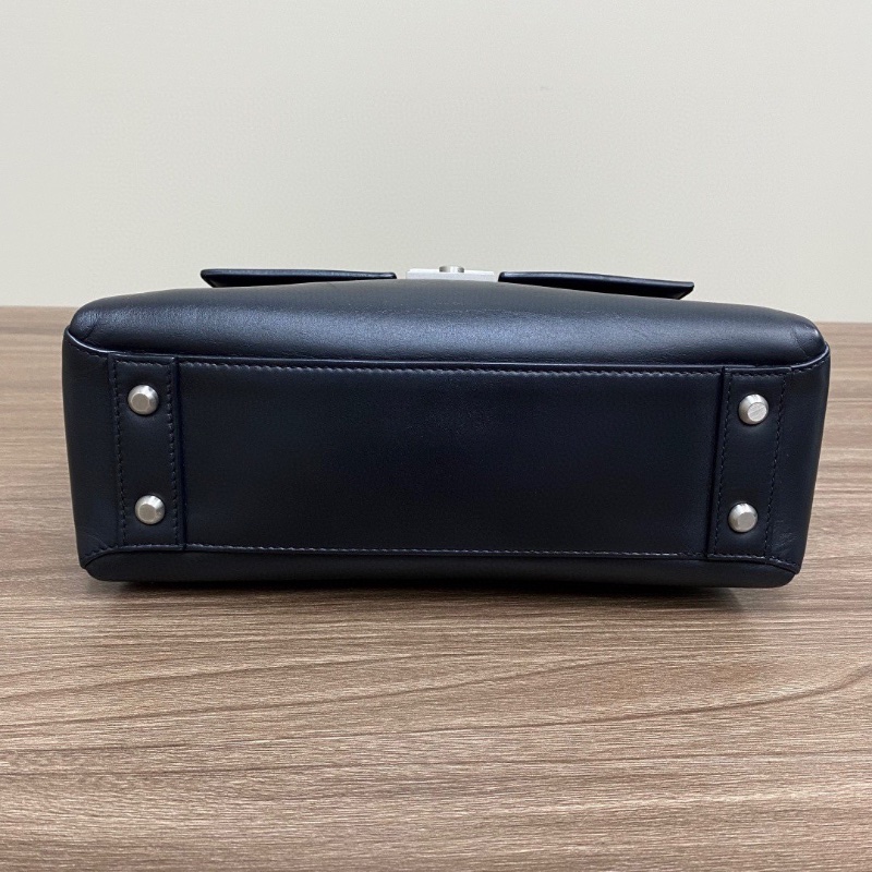 BV piazza黑銀手提斜背郵差包25*17*8 98新配件塵袋-4