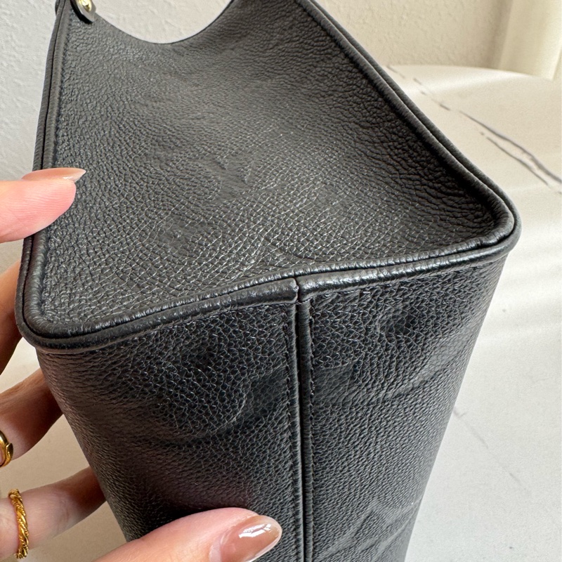 LV M45653黑壓紋on the go pm 經典不敗❤️❤️-7