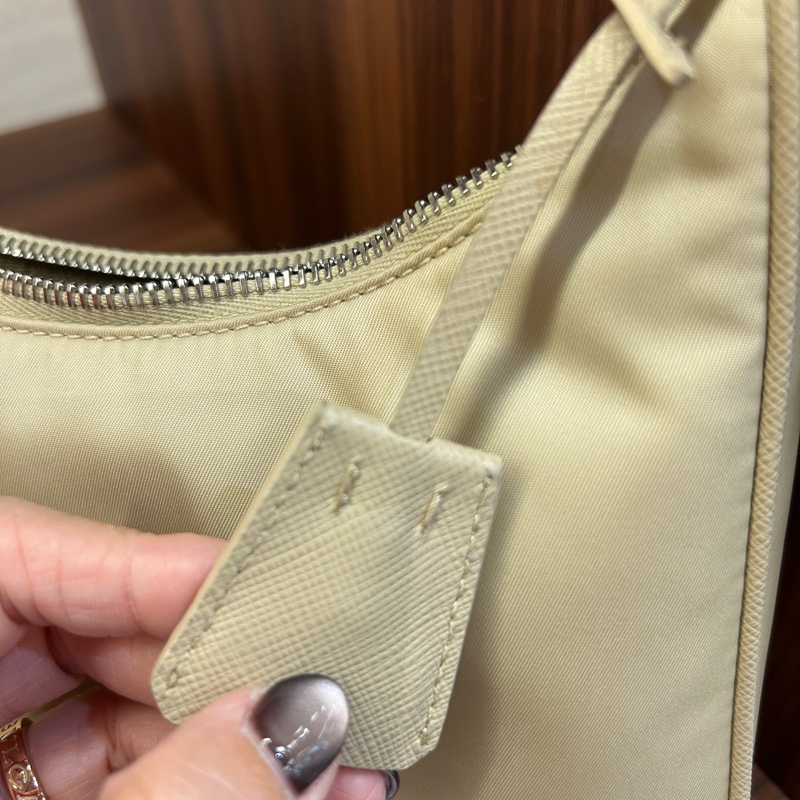 Prada 沙漠黃尼龍Re Edition小號手提包-12