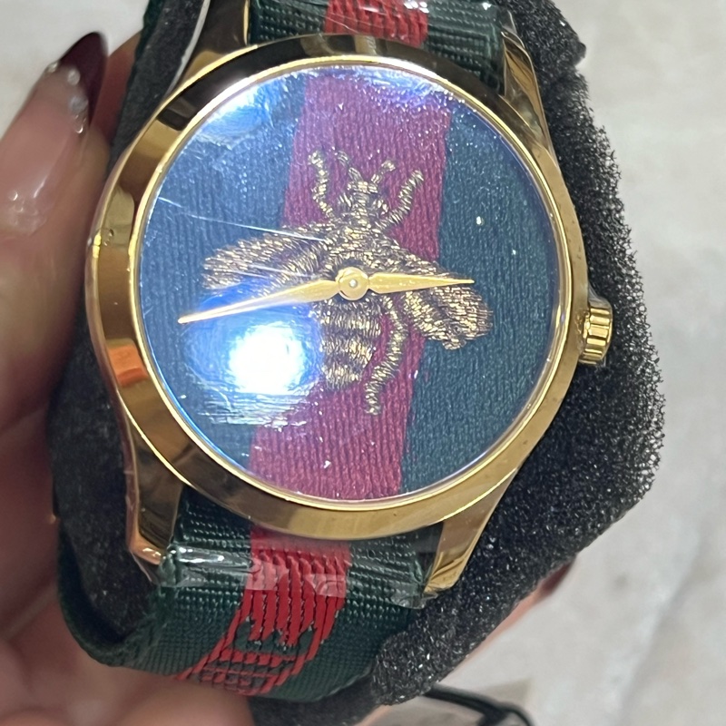 GUCCI Le Marche Des Marveilles 蜜蜂圖案刺繡錶盤 紅色配綠色尼龍錶帶 石英 女士/男士手錶 中性YA126487-1