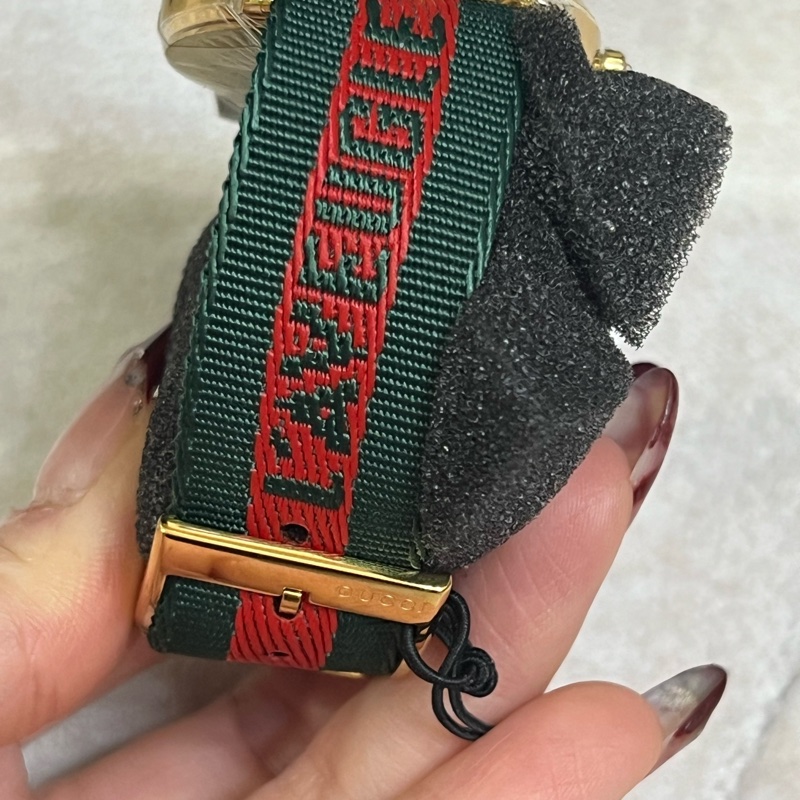GUCCI Le Marche Des Marveilles 蜜蜂圖案刺繡錶盤 紅色配綠色尼龍錶帶 石英 女士/男士手錶 中性YA126487-2
