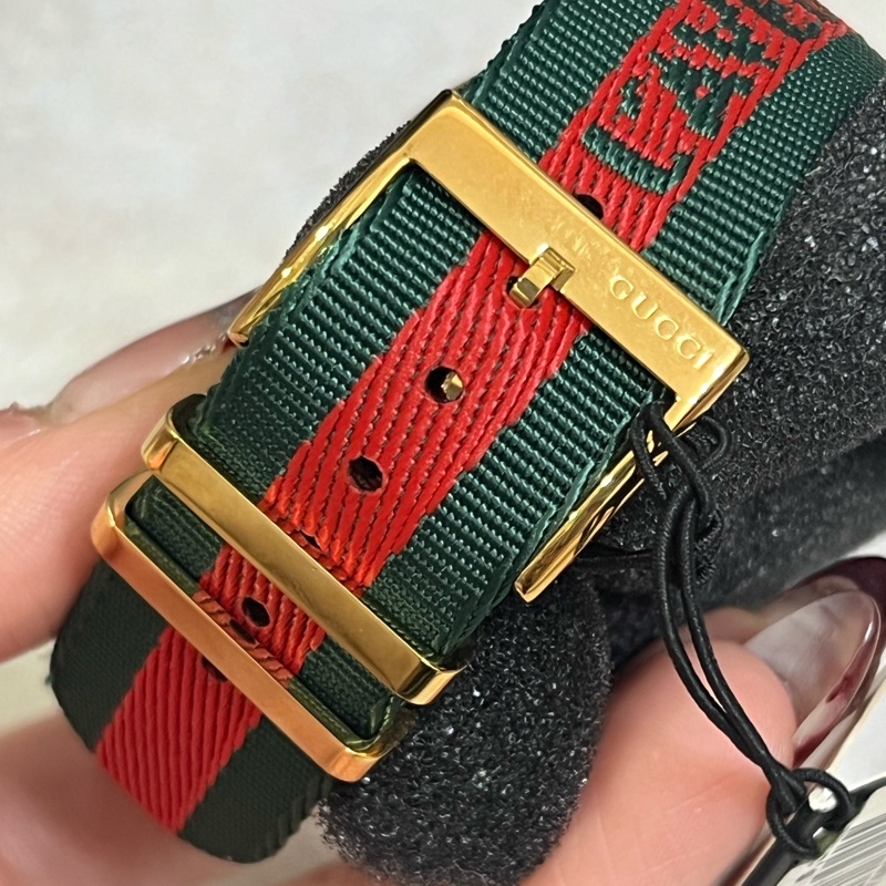 GUCCI Le Marche Des Marveilles 蜜蜂圖案刺繡錶盤 紅色配綠色尼龍錶帶 石英 女士/男士手錶 中性YA126487-3