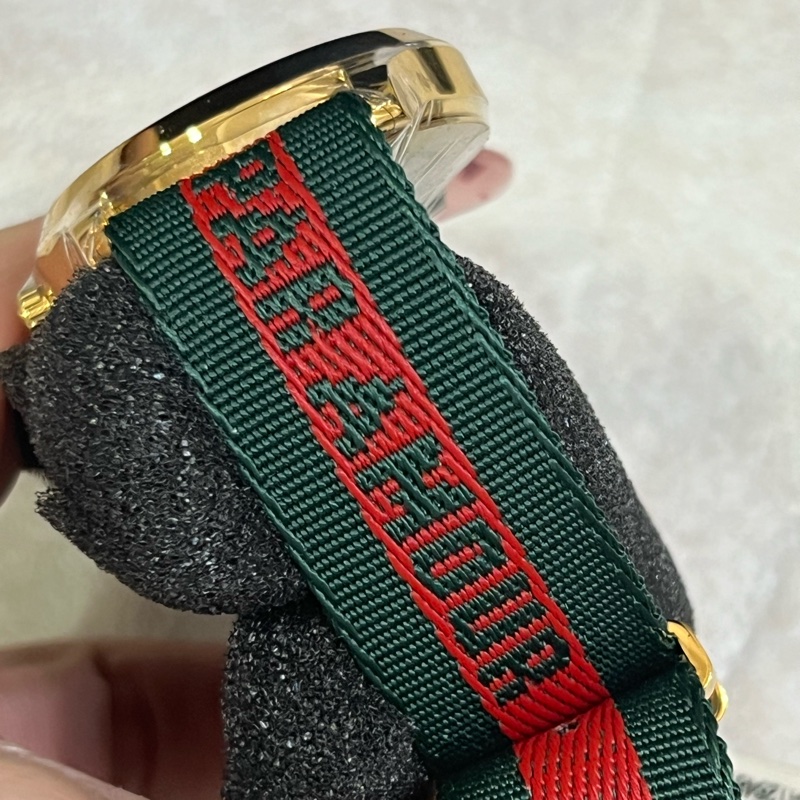 GUCCI Le Marche Des Marveilles 蜜蜂圖案刺繡錶盤 紅色配綠色尼龍錶帶 石英 女士/男士手錶 中性YA126487-4