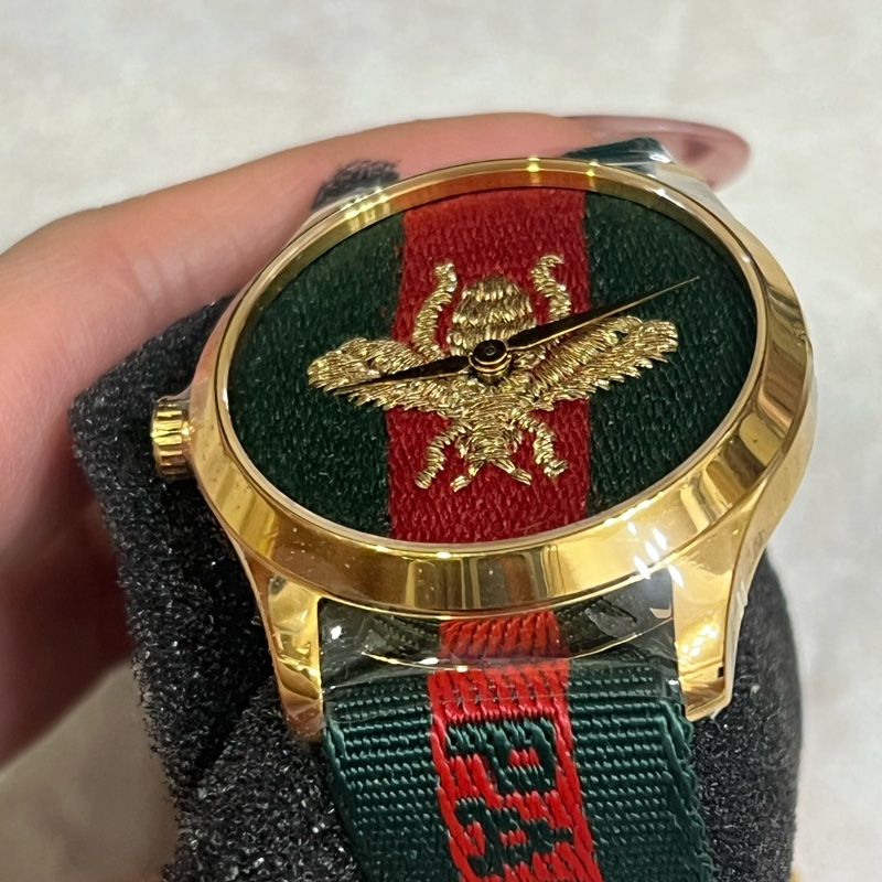 GUCCI Le Marche Des Marveilles 蜜蜂圖案刺繡錶盤 紅色配綠色尼龍錶帶 石英 女士/男士手錶 中性YA126487-5