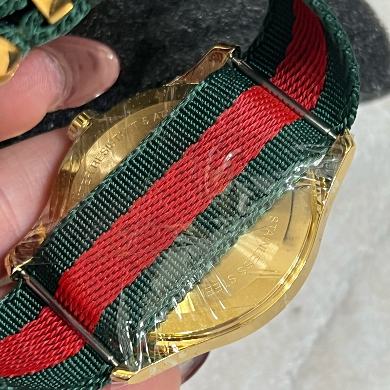 GUCCI Le Marche Des Marveilles 蜜蜂圖案刺繡錶盤 紅色配綠色尼龍錶帶 石英 女士/男士手錶 中性YA126487-7