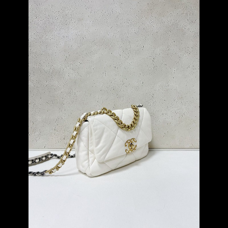 Chanel 19bag small
白色金扣小號-1