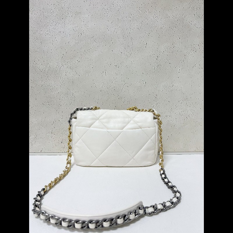 Chanel 19bag small
白色金扣小號-2