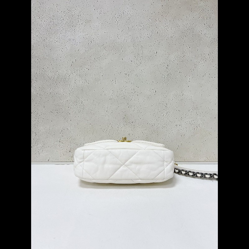 Chanel 19bag small
白色金扣小號-3