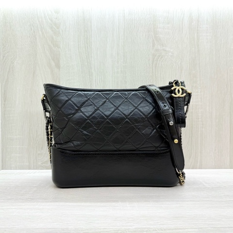 CHANEL黑色揉製牛皮大號流浪包A93824