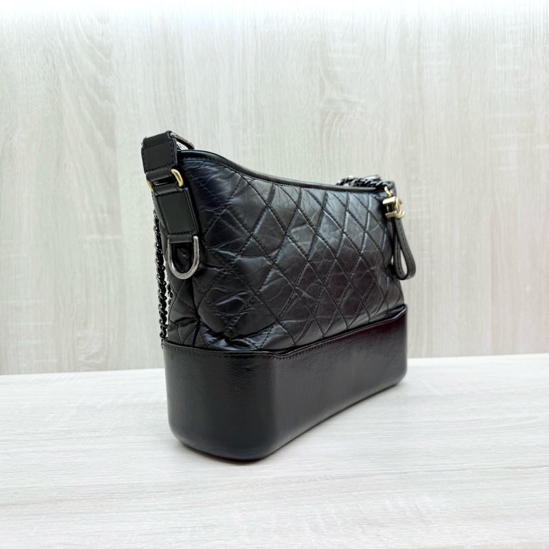 CHANEL黑色揉製牛皮大號流浪包A93824-3