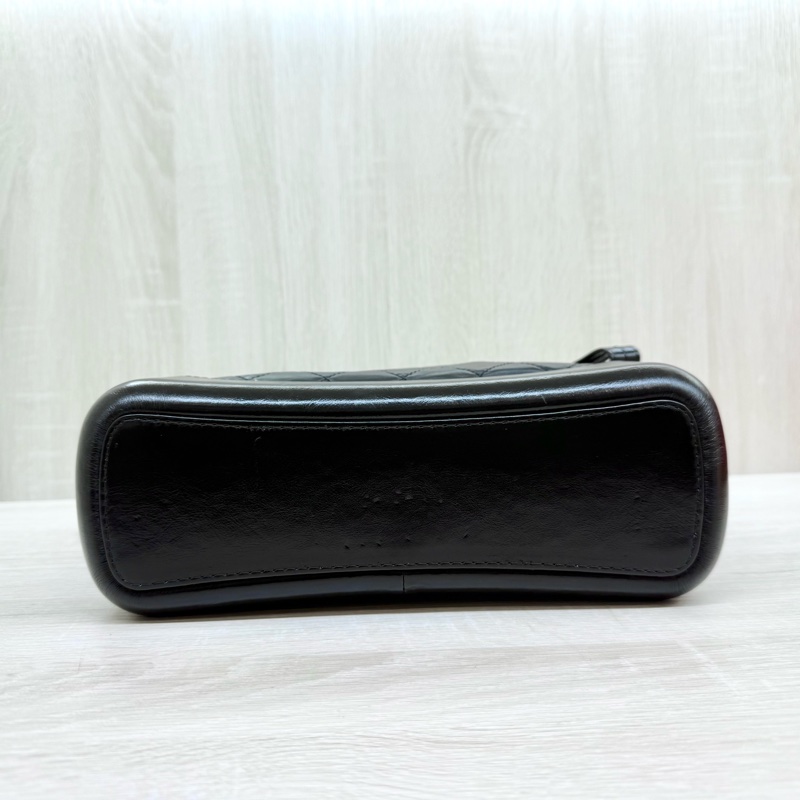 CHANEL黑色揉製牛皮大號流浪包A93824-4