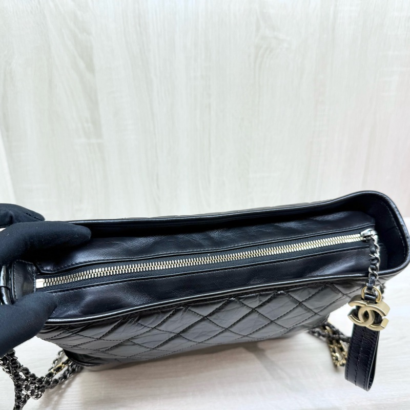 CHANEL黑色揉製牛皮大號流浪包A93824-8