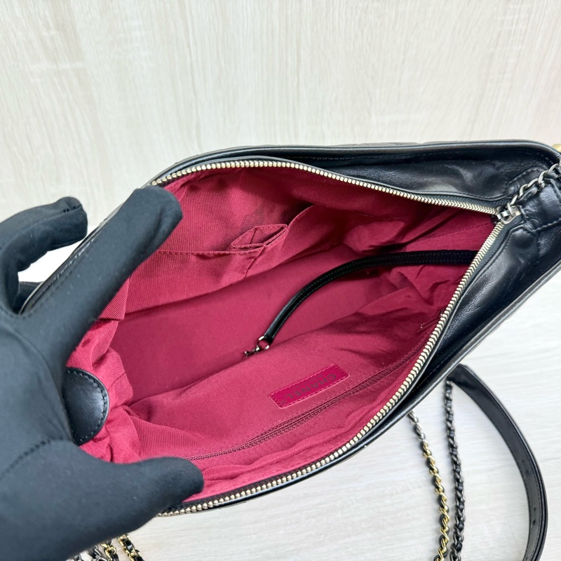 CHANEL黑色揉製牛皮大號流浪包A93824-14