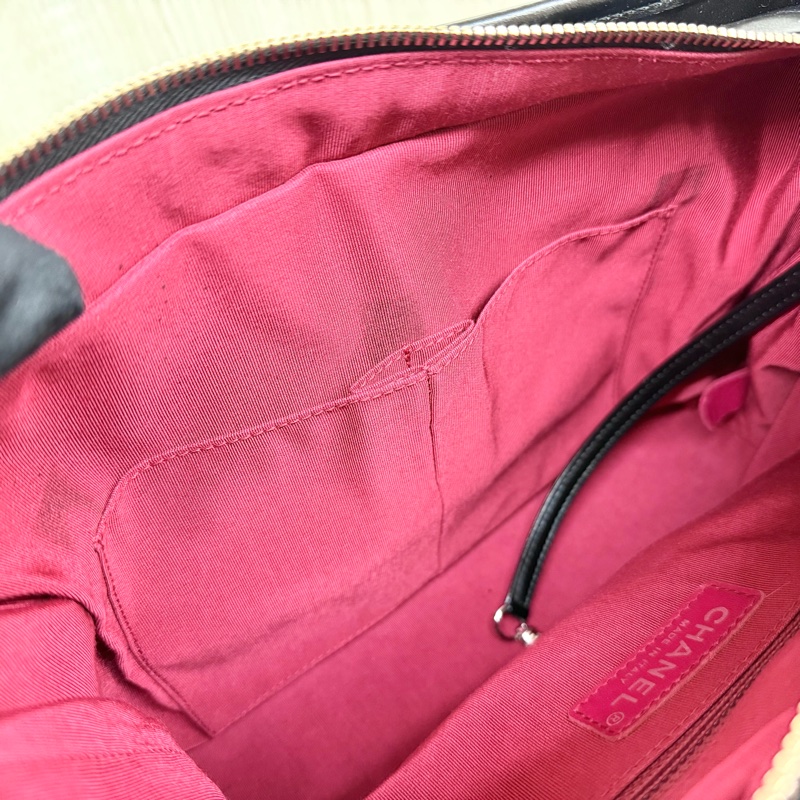 CHANEL黑色揉製牛皮大號流浪包A93824-16