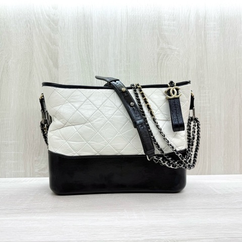CHANEL黑拚白牛皮菱格紋大號流浪包A93824